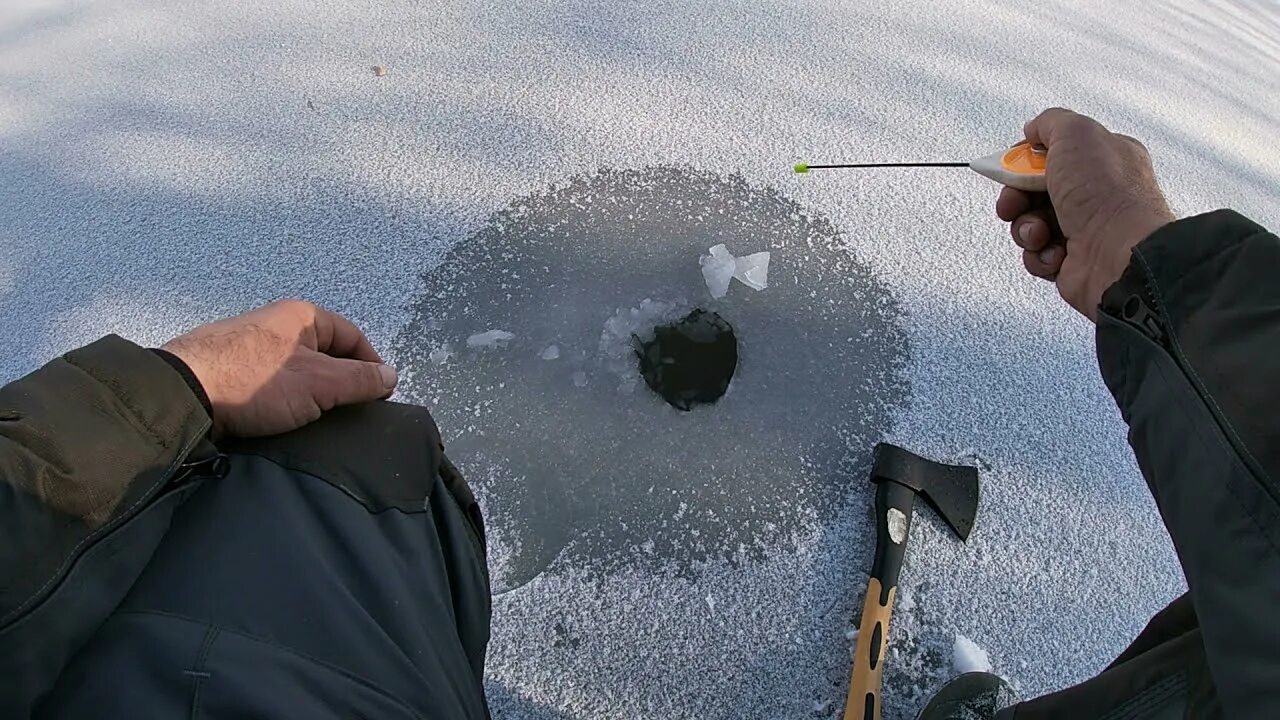 Ловля со льда видео. Рыбалка первый лёд 2022 зимняя рыбалка. Зимняя рыбалка 2021-2022. Рыбалка по первому льду 2021. Лунка во льду.