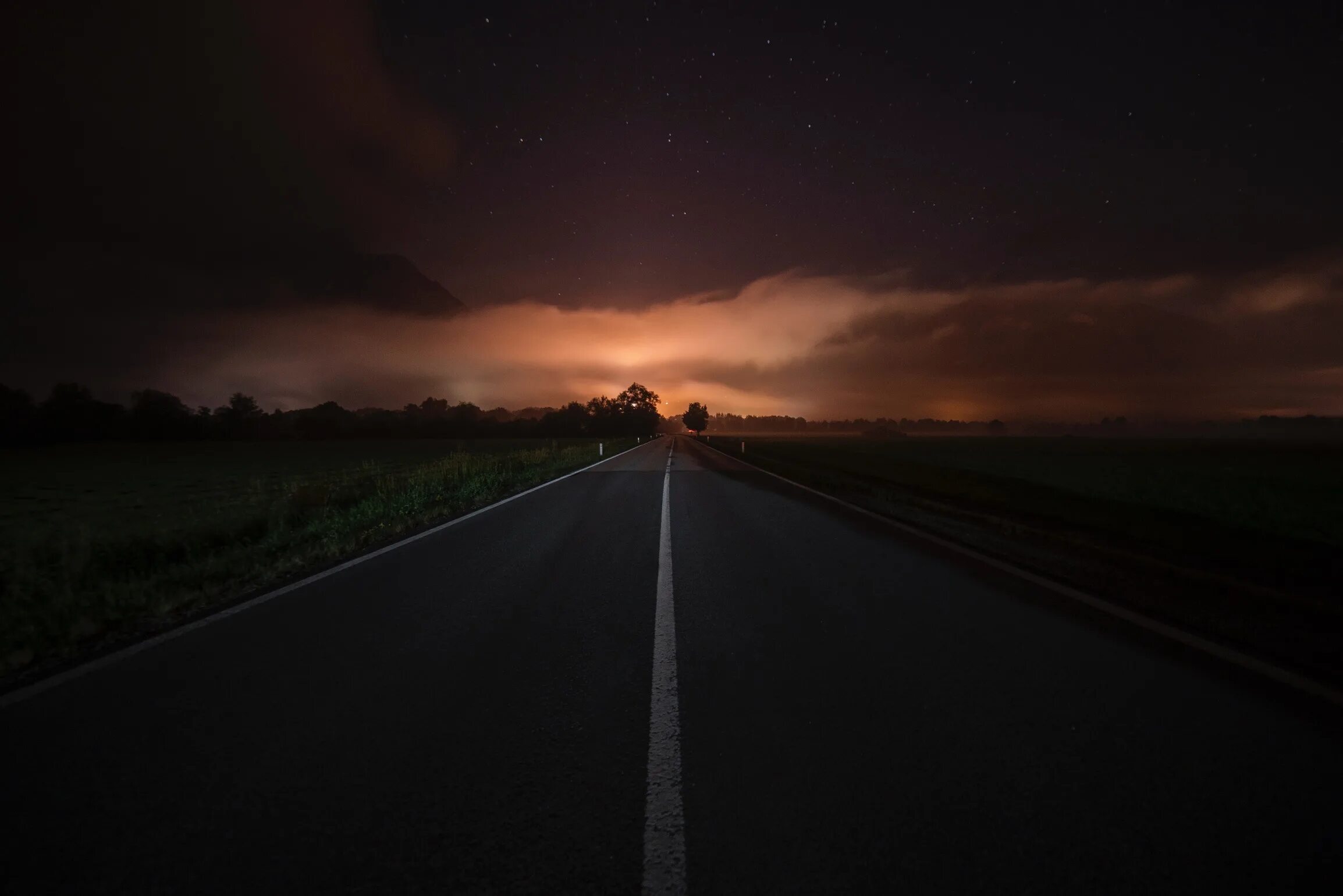 Дорога полная света. Дорога ночью. Ночная трасса. Пустая дорога ночью. Дорога вечером.