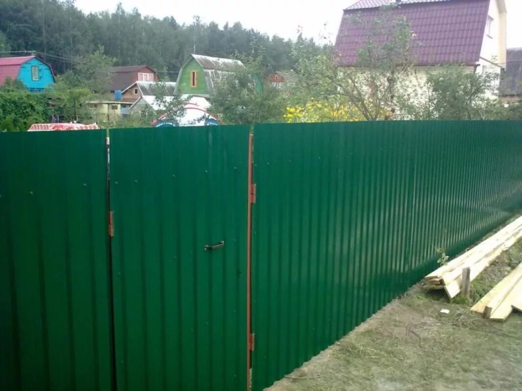 Забор дачный металлический. Железный дачный забор. Дачные участки с железными заборами. Забор из профнастила на маленьких садовых участках.