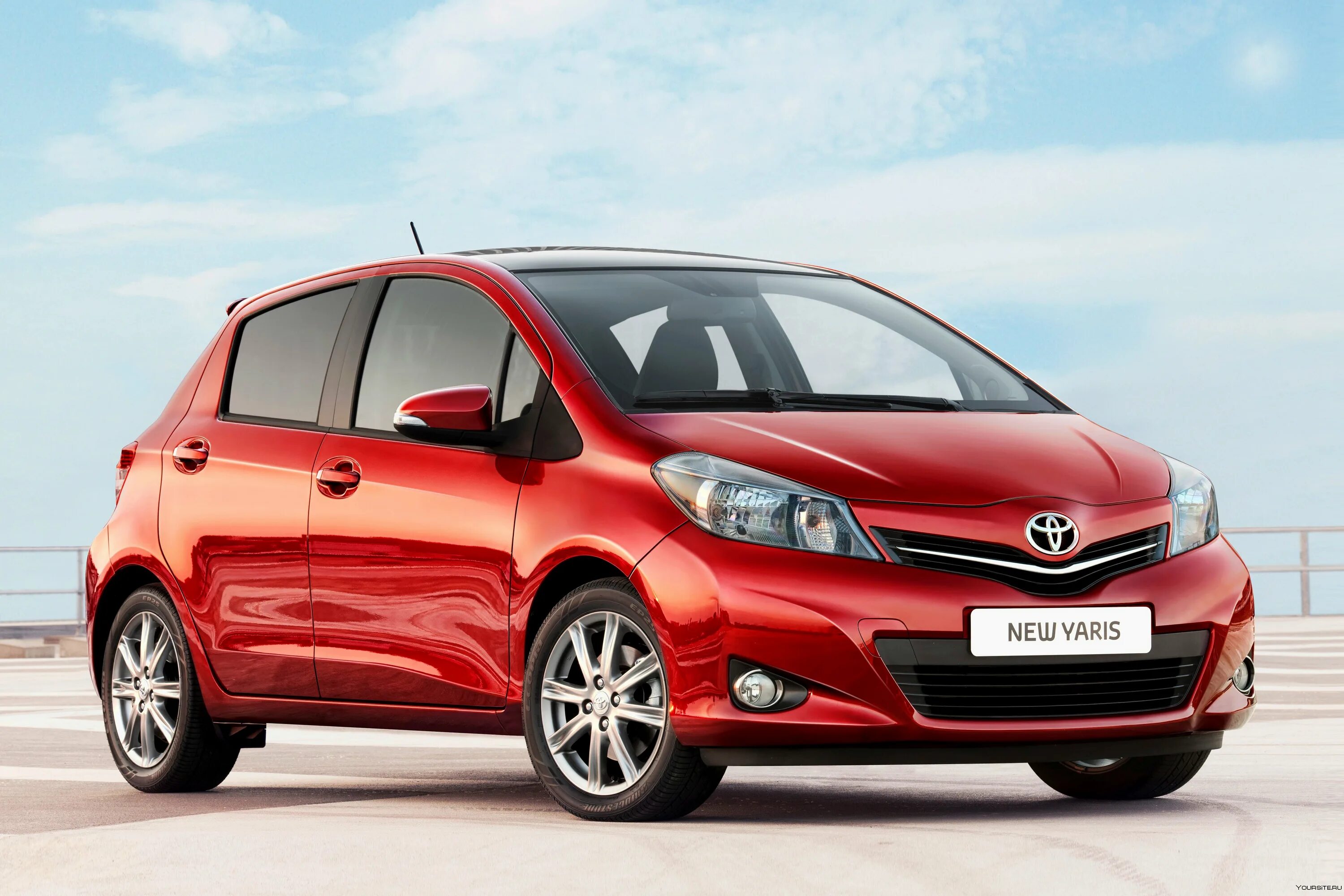 Toyota Yaris 2012. Toyota Yaris Тойота Ярис. Тойота Ярис 2012 хэтчбек. Тойота Ярис 2013. Большая машина автомат