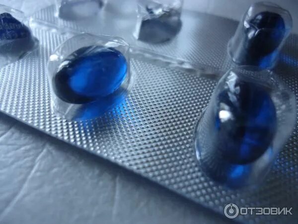 Синие обезболивающие. Синие таблетки прозрачные. синие капсулы прозрачные. обезболивающее синие таблетки. капсула с синим цветом.