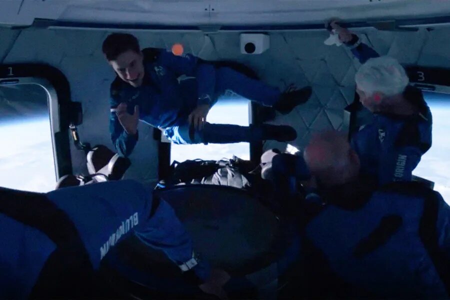 На каком космическом корабле полетел. Джефф Безос Blue Origin. Космический туризм Джефф Безос. Джефф Безос полёт в космос. Blue Origin Джефф Безос в космосе.