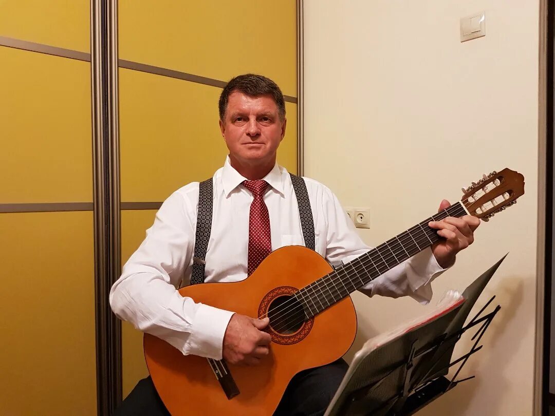 Обучение гитаре с нуля для взрослых в пушкино московской области. Игра на гитаре зеленоград. Учителя по игре на электрогитаре. Наш родной зеленоград на гитаре. Игра на гитаре зеленоград.