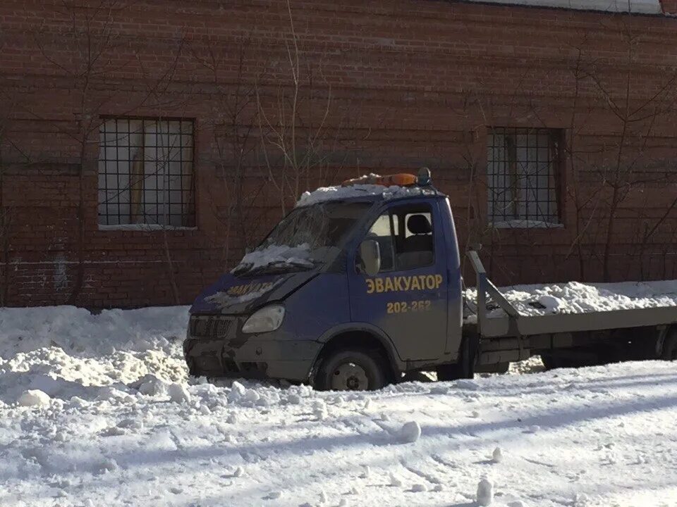 Эвакуатор вытаскивает эвакуатор из воды. Эвакуатор в кювете. Эвакуатор манипулятор. Эвакуатор вытаскивает из кювета. Газель эвакуатор со сдвижной платформой.