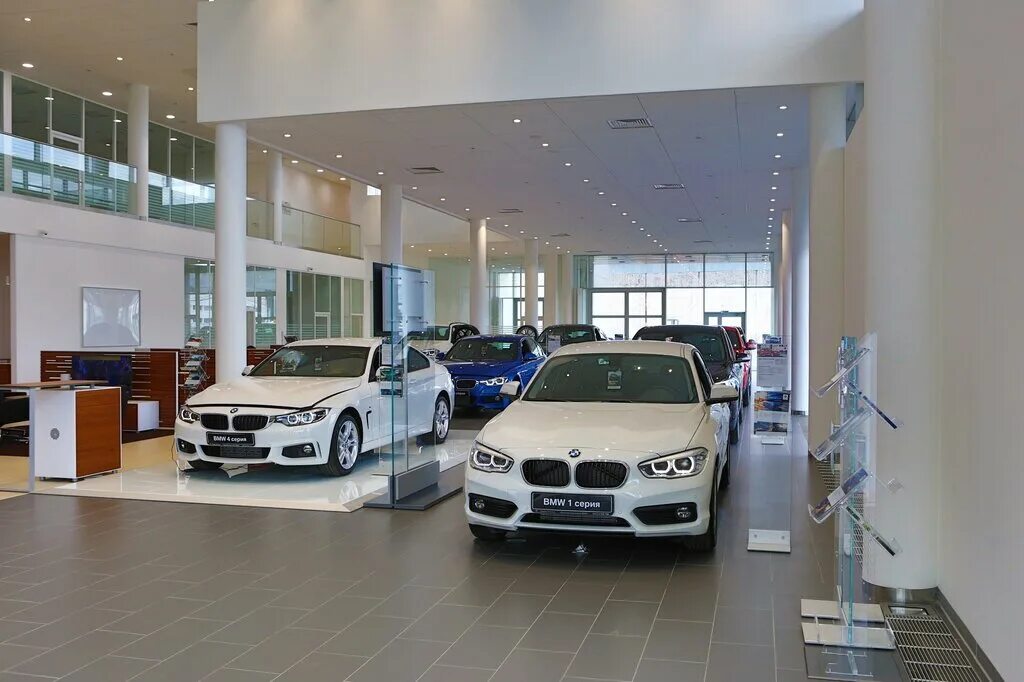 Дилерский центр bmw. Бмв в автосалоне 5. Новая машина в автосалоне. Дц бмв. Автомобильный салон бмв.