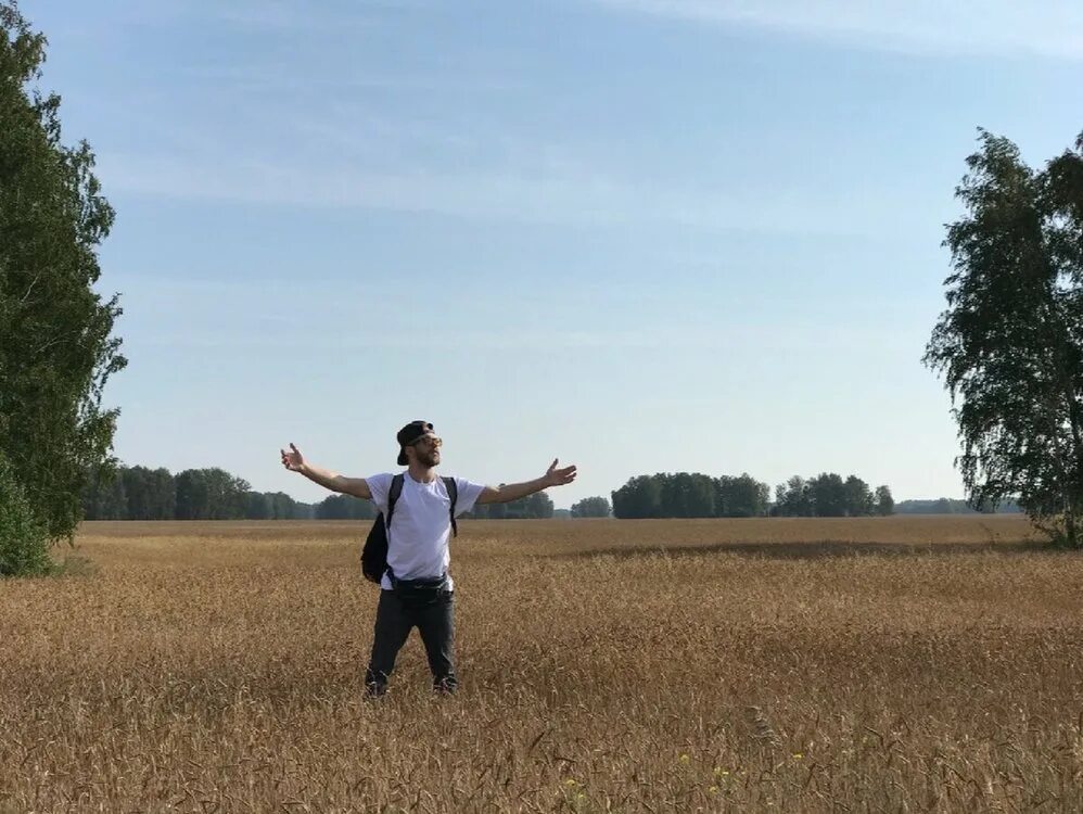 Молодые люди в поле. Русский парень в поле. Парень в поле. Мужская фотосессия в поле. Человек в поле.