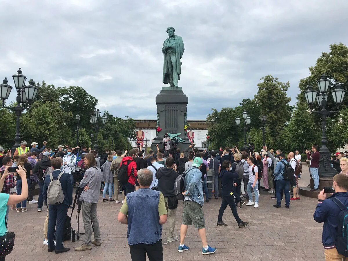 Площадь человека. Памятник Пушкина в Москве. Толпа у памятника Пушкину. Памятник а.с. Пушкину. Памятник Пушкину в Москве.
