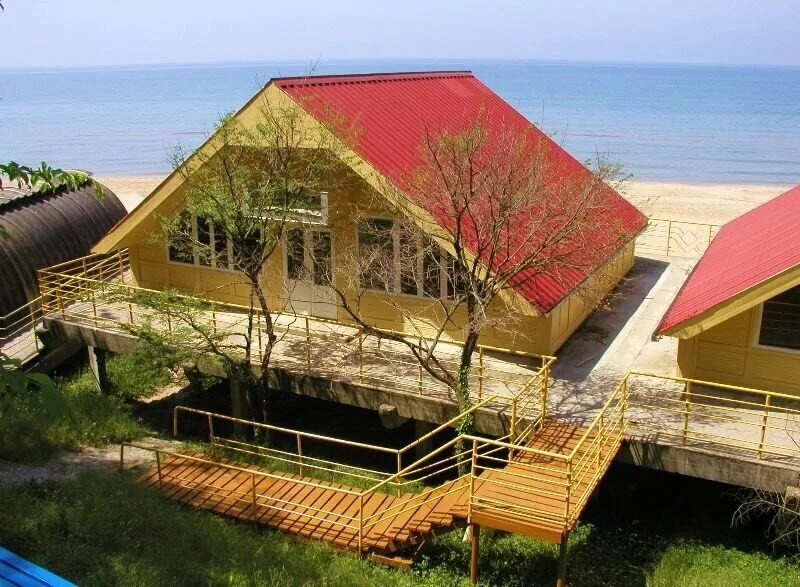 Дом на берегу моря краснодарский край снять. Дом в анапе. Кучугуры приморская. Дом на берегу моря краснодарский край снять. Лайтхаус лермонтово.