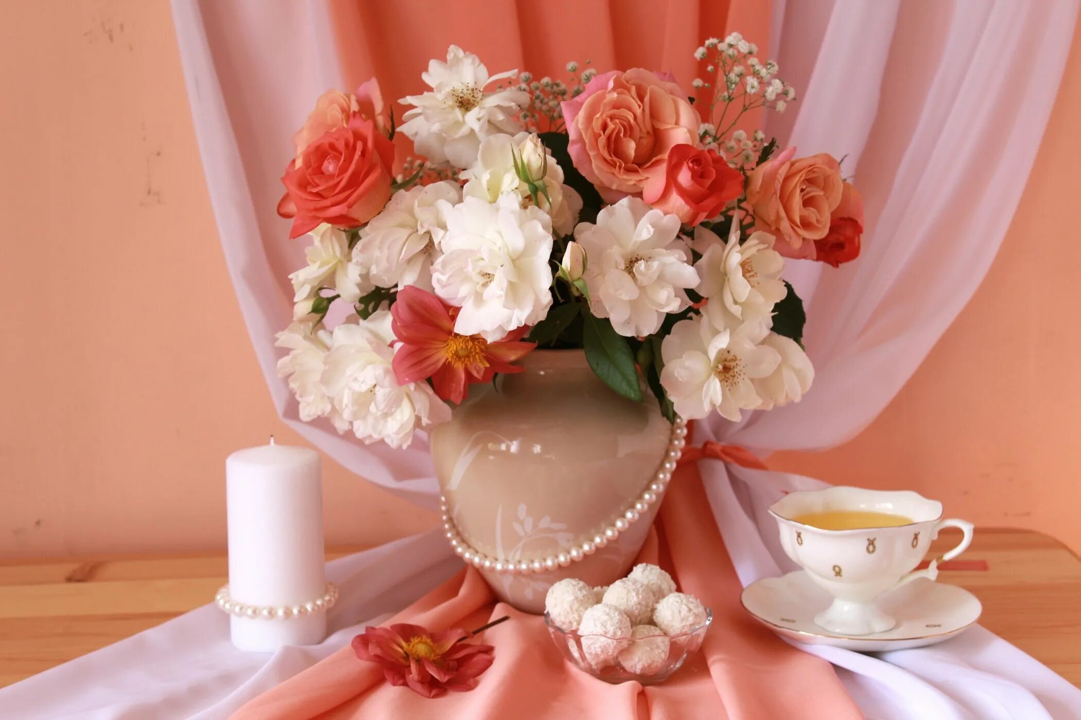 Букеты утро. Цветы в вазе. Розы в вазе. Натюрморт в розовых тонах. Цветы на столе.