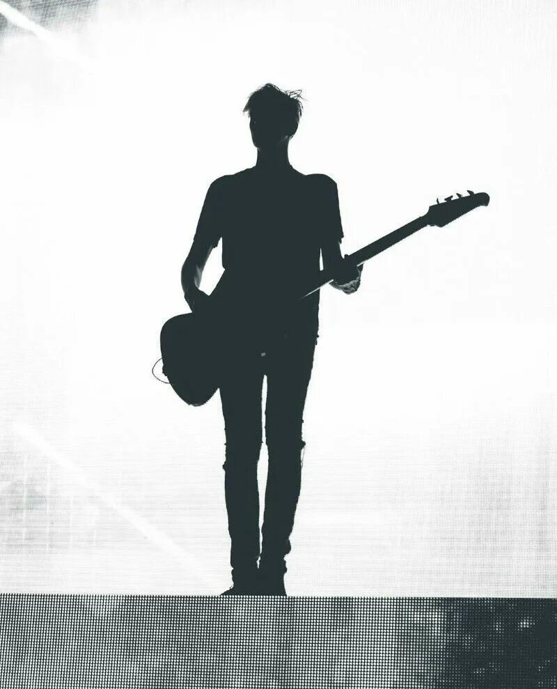 Музыкант на черном фоне. Диджейский пульт. Группа из барабанщика клавишника и 2 гитаристов силуэт. Музыкант на темном фоне. Вивальди dj kimera.