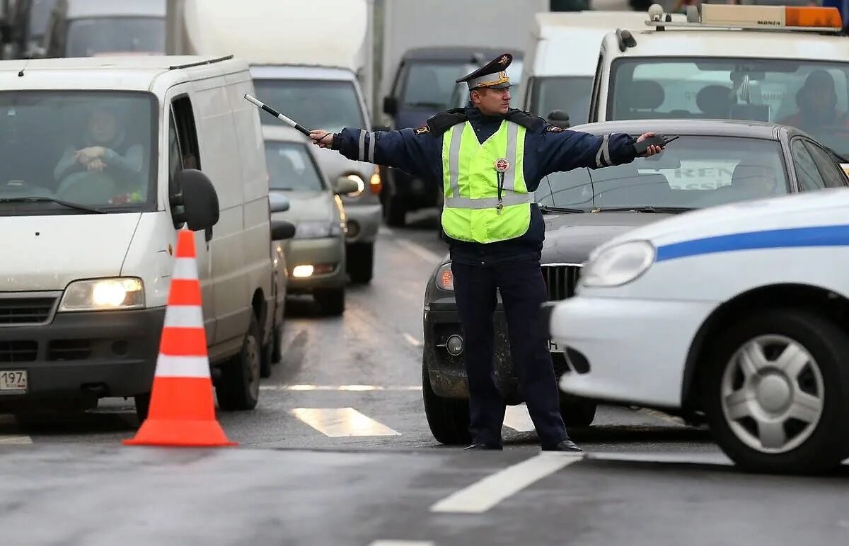 Движение дпс. Регулировщик регулирует движение. Полицейский регулировщик. Перекрытие дороги дпс. Движение дпс.