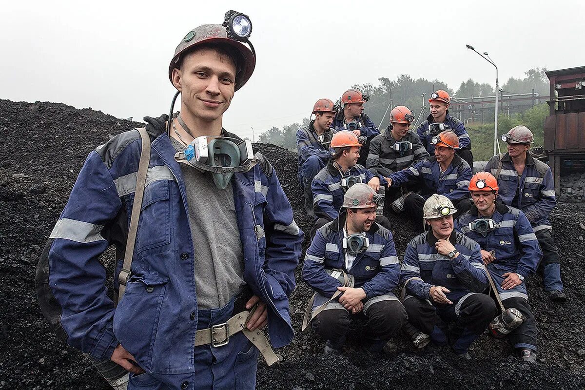 Шахта юбилейная топпром новокузнецк. Разнорабочие шахты. Работяги в шахте. Разнорабочие. Подсобник разнорабочий.