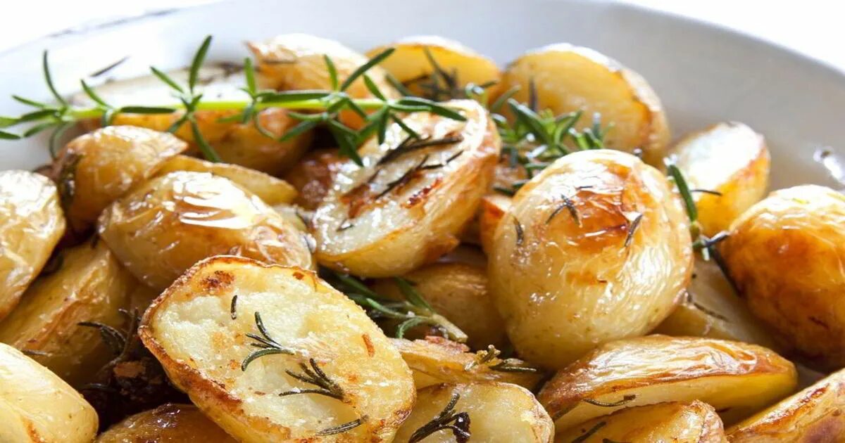 Мамины рецепты картошка. Картофель черри с розмарином. Картошка по деревенский с чабрецом. Молодая картошка в духовке. Мамины рецепты картошка.