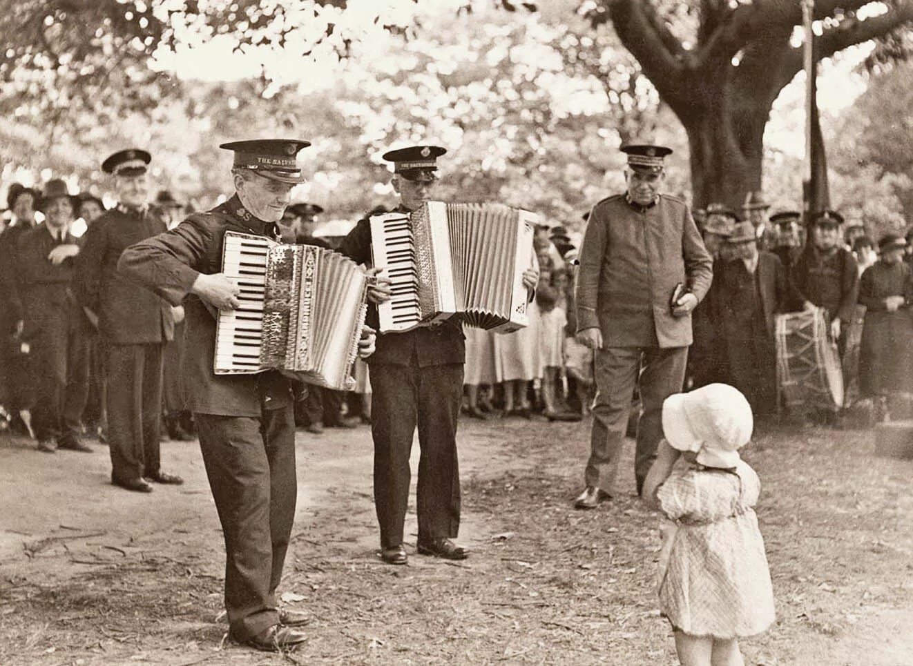 Старое пение. Старинный аккордеон. Гармонь 50х годов. Гармонь Старая. Гармонь ретро.