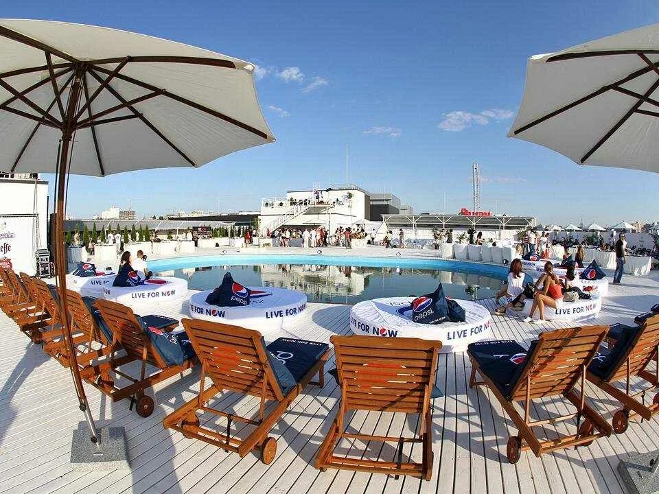 Beach club москвы. Роял бар Бич клаб. Пляжный комплекс Бич клаб Москва. Киев Сити Бич клаб. Royal Bar/Beach Club в Москве.