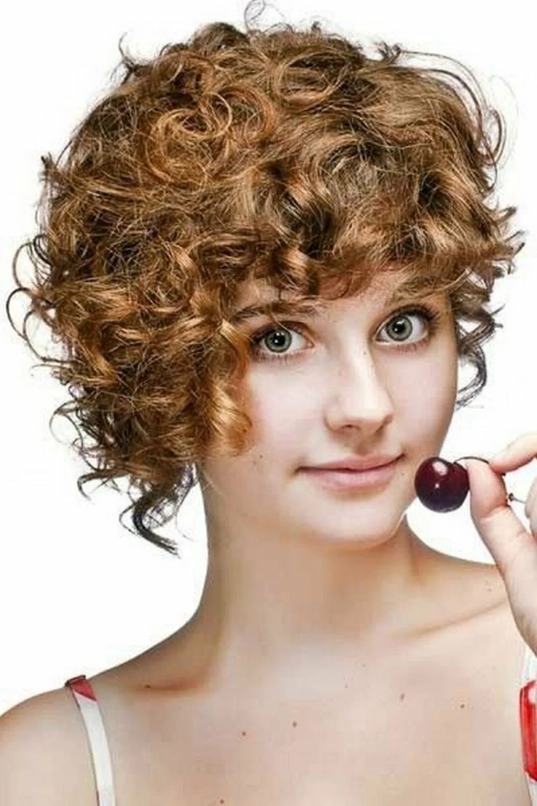 Short curly. Стрижка Боб Гарсон на кудрявые волосы. Керли Боб. Стрижка для кудрявыхчволос. Кудрявые прически женские.