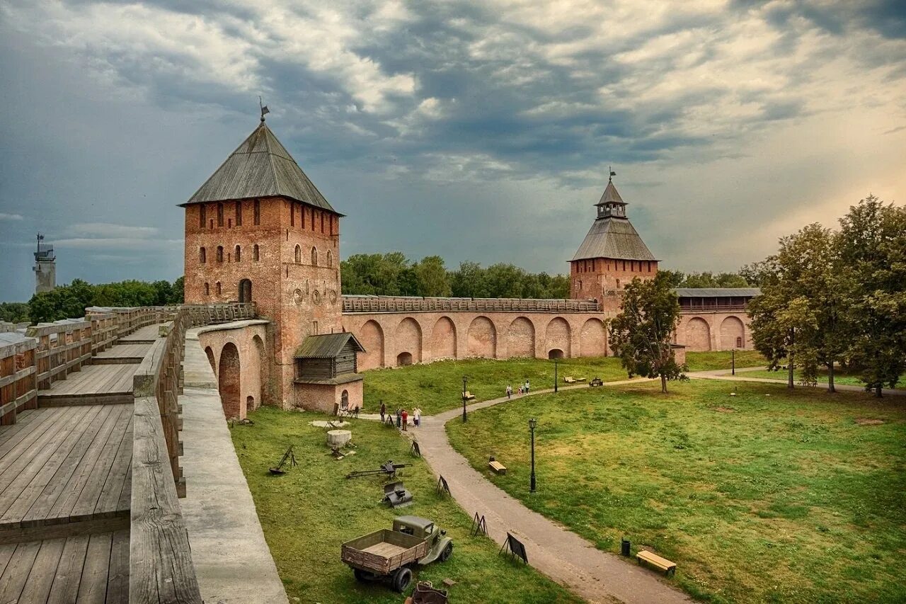 Новгородский Детинец Великий Новгород. Новгородский Кремль Детинец. Великий Новгород древний Детинец. Великий Новгород Кремль. Ий новгород