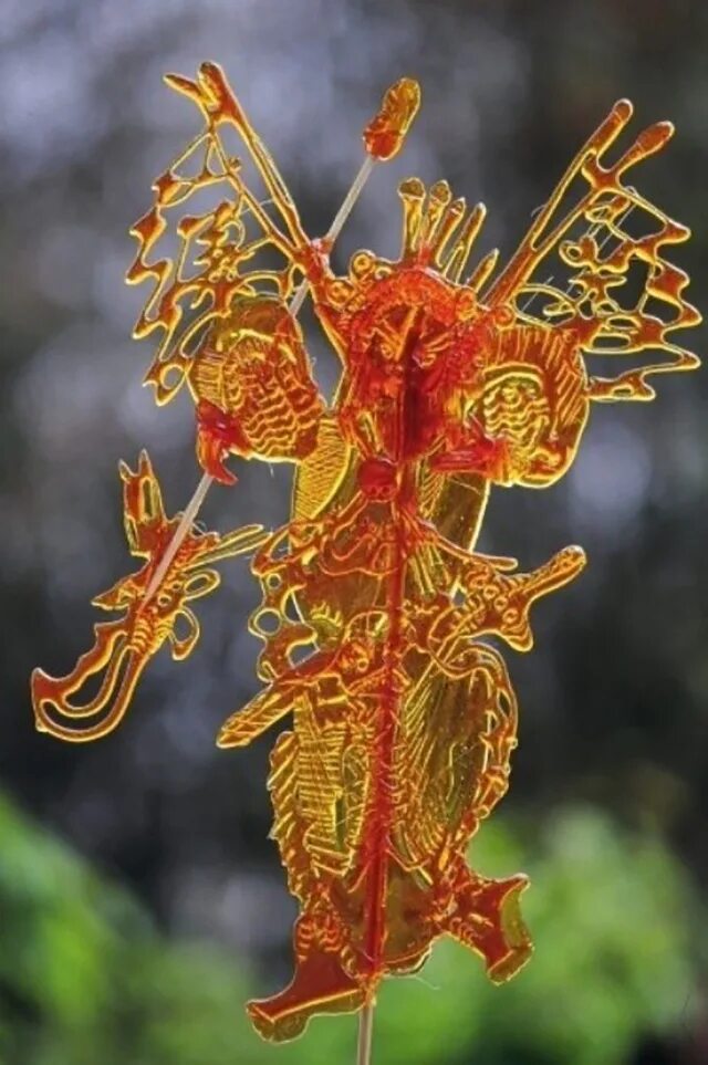 китайская карамель. карамель на палочке искусство. китайские леденцы на палочке. китайка карамельная. леденец на палочке китай.