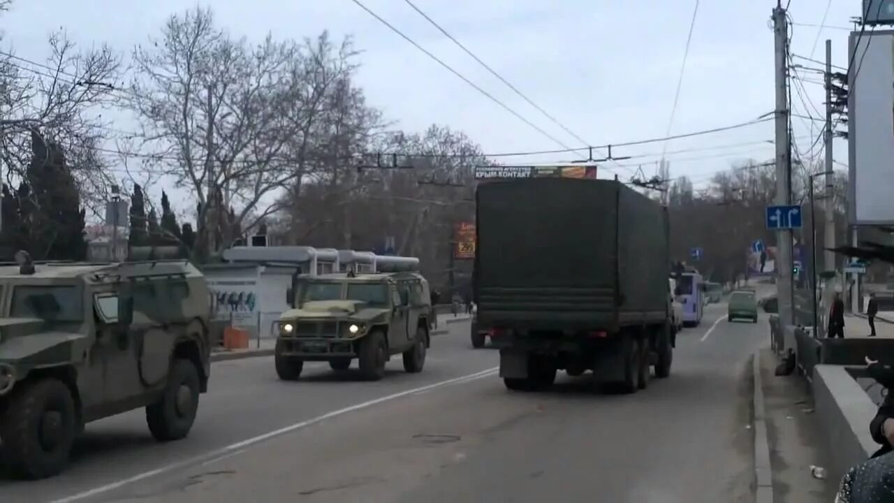 Когда российские войска вошли в крым. Колонны российские войска в Крыму 2014. Военная техника в Крыму 2014. Колонна техники в Крыму 2014. Колонна российских войск в Крыму.