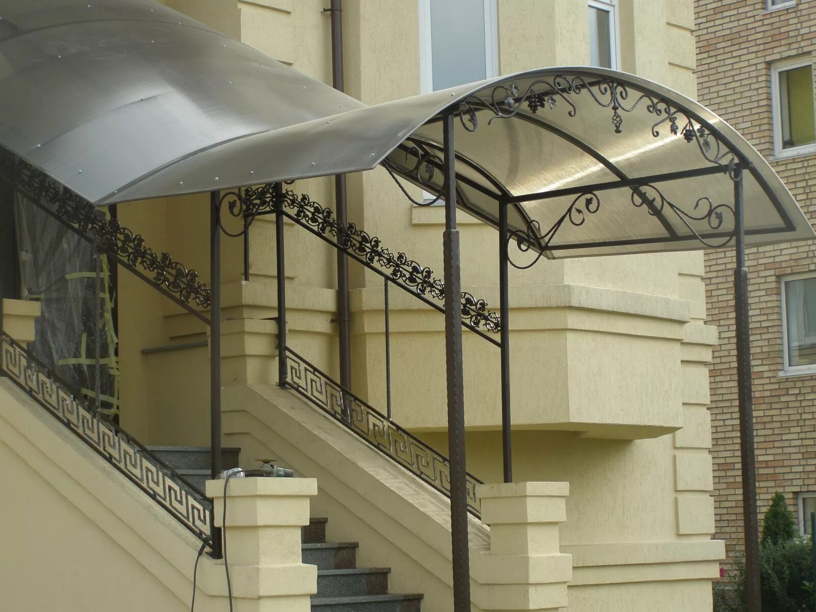 Крыльцо из поликарбоната. Навес входной группы. Навес над ступеньками. Красивые навесы. Навес над лестницей.