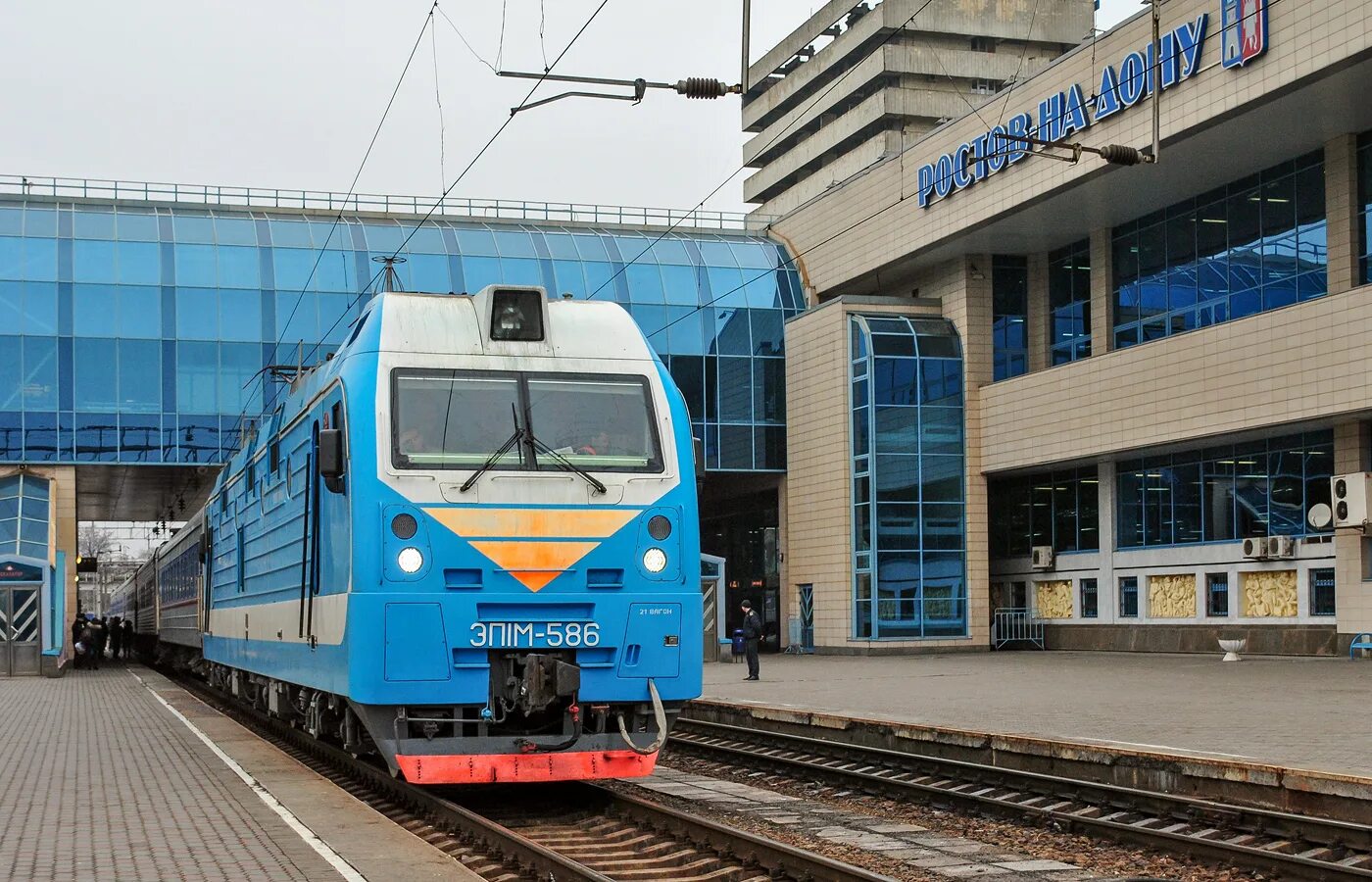 Сайт жд вокзала ростов на дону. Железнодорожная станция «Ростов-главный». Эп1м 586. Железнодорожный вокзал Ростов главный. ЖД станция Ростов главный.