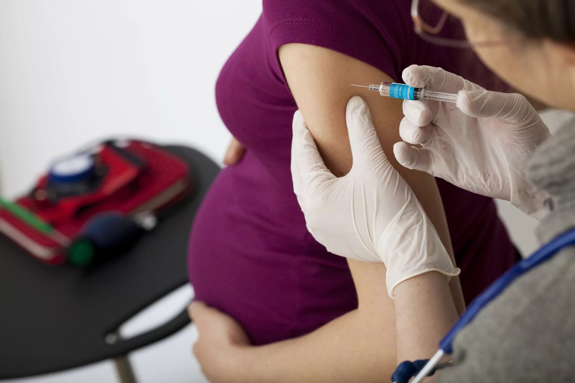 Вакцина влияет на. Вакцинация беременных. Беременные женщины вакцинация. Прививка для беременных. Иммунизация беременных.