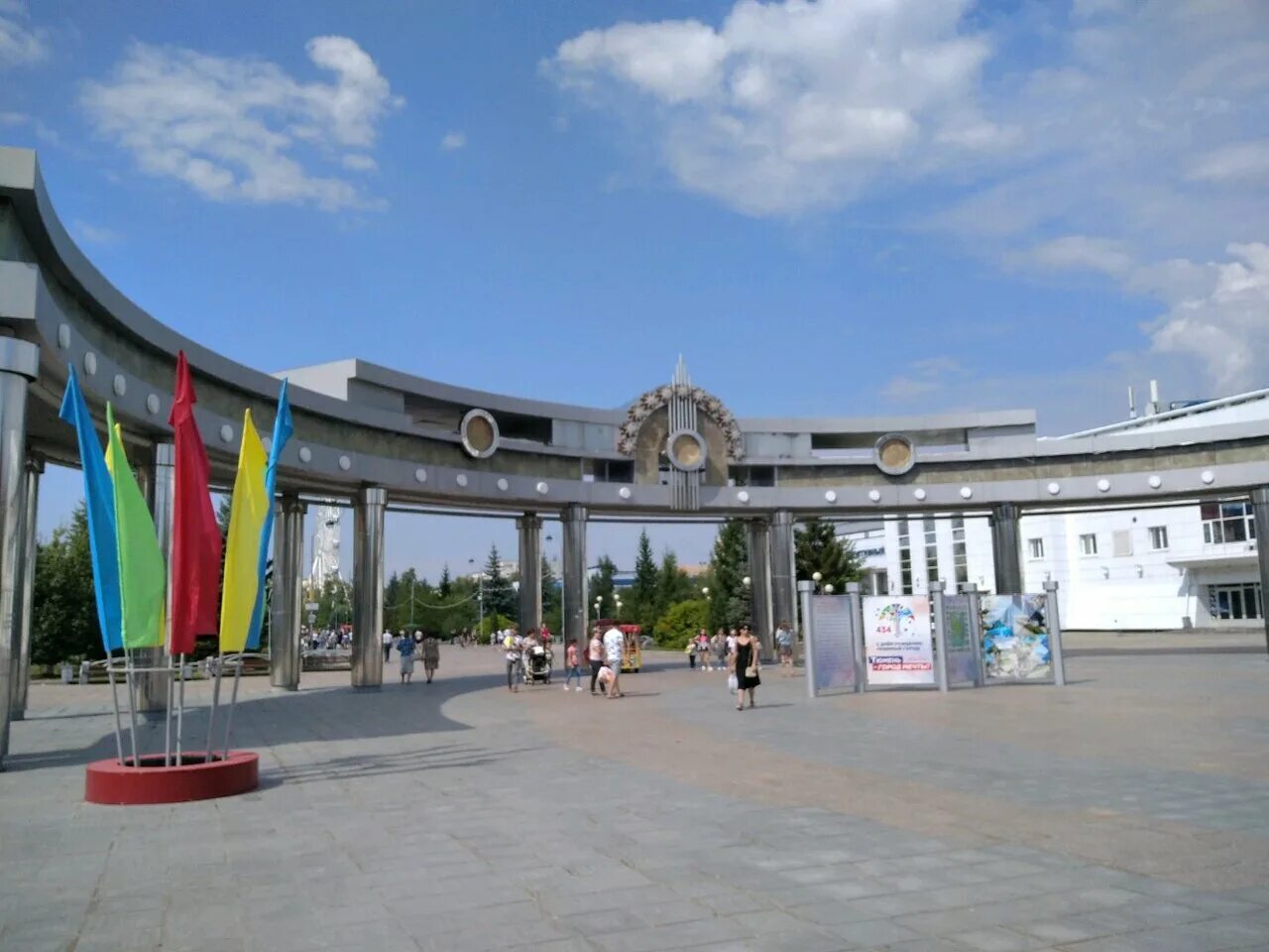 фонтан на цветном бульваре тюмень. цветной бульвар тюмень 2022. цветной бульвар тюмень. цветной бульвар челябинск. цветочный бульвар тюмень.