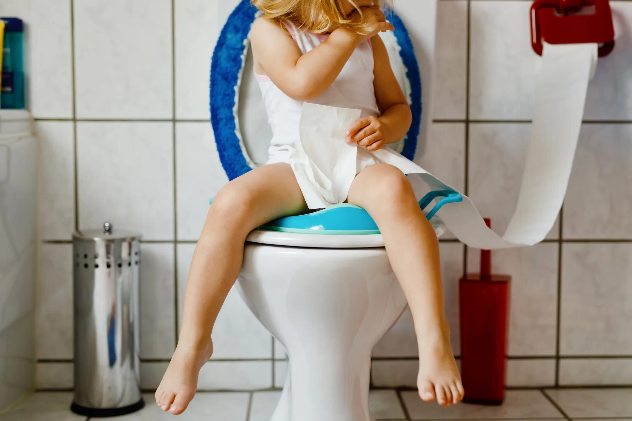 Girl in constipated. Girl pooping on the toilet. Girl pooping on the toilet. Дети сидят в туалете. Девочка potty.