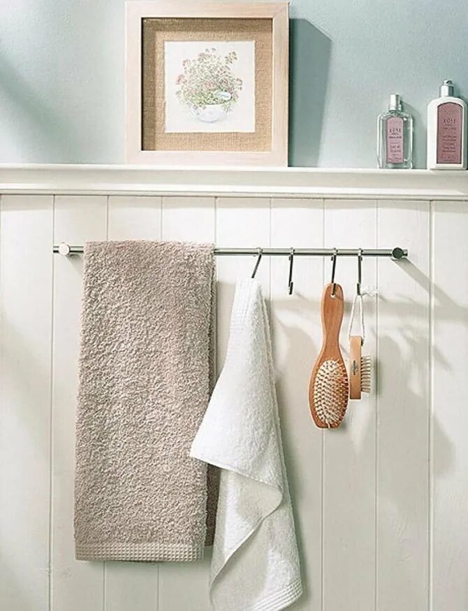 Дизайн полотенца. Полотенца в ванной комнате. Полотенца в интерьере ванной комнаты. Полка с крючками в ванную. Полочка для полотенец в ванную.