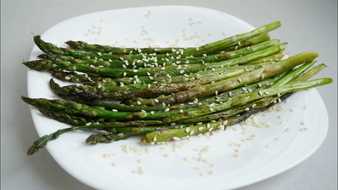 Как готовить спаржу зеленую на сковороде. Спаржа вкусно. спаржа с кунжутом. спаржа на сковородке. спаржа как готовить.