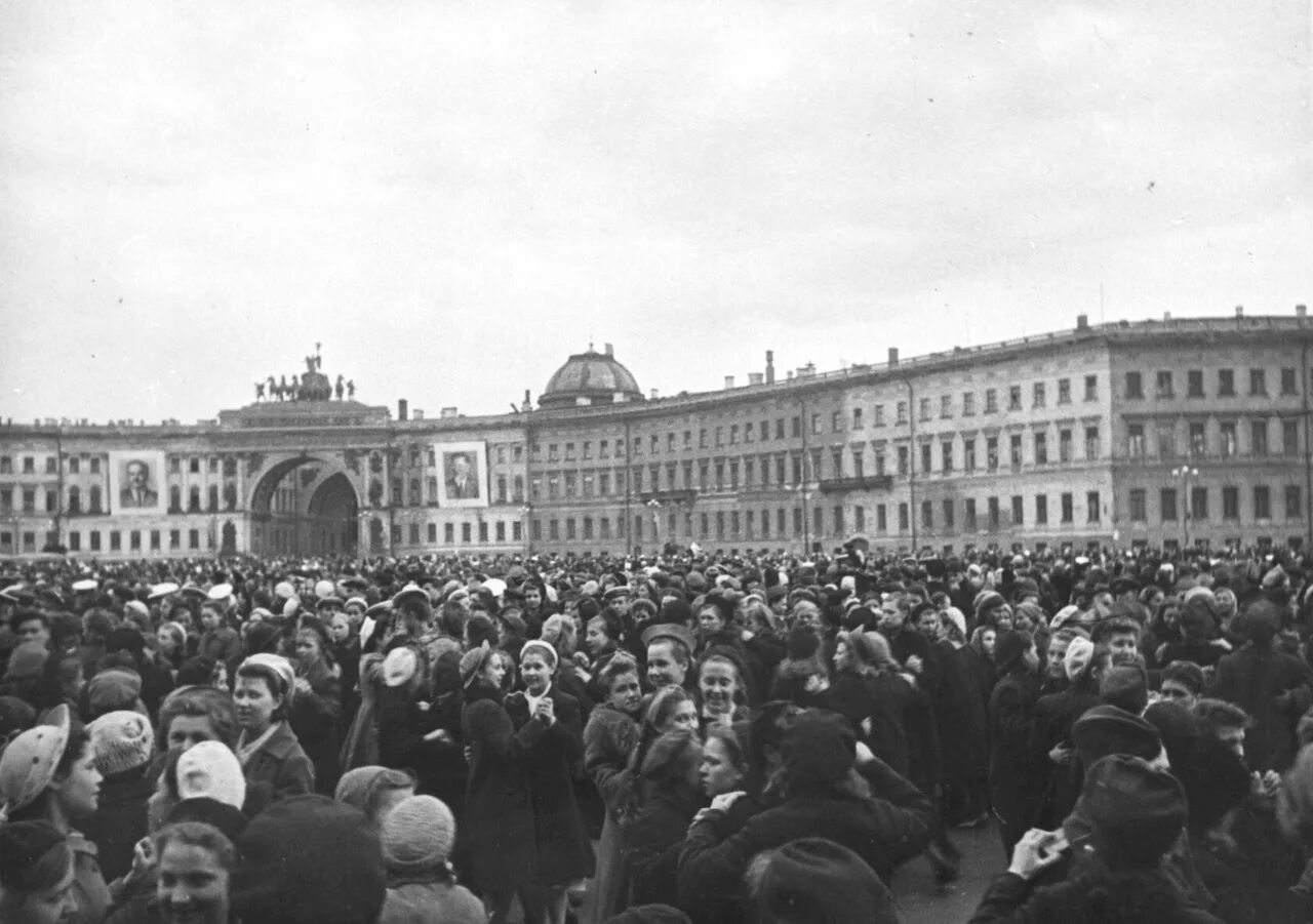 Дворцовая площадь 80 лет блокады. День победы ленинград 1945. парад победы в ленинграде 1945. победа 1945 ленинград дворцовая. салют победы в ленинграде 1945.