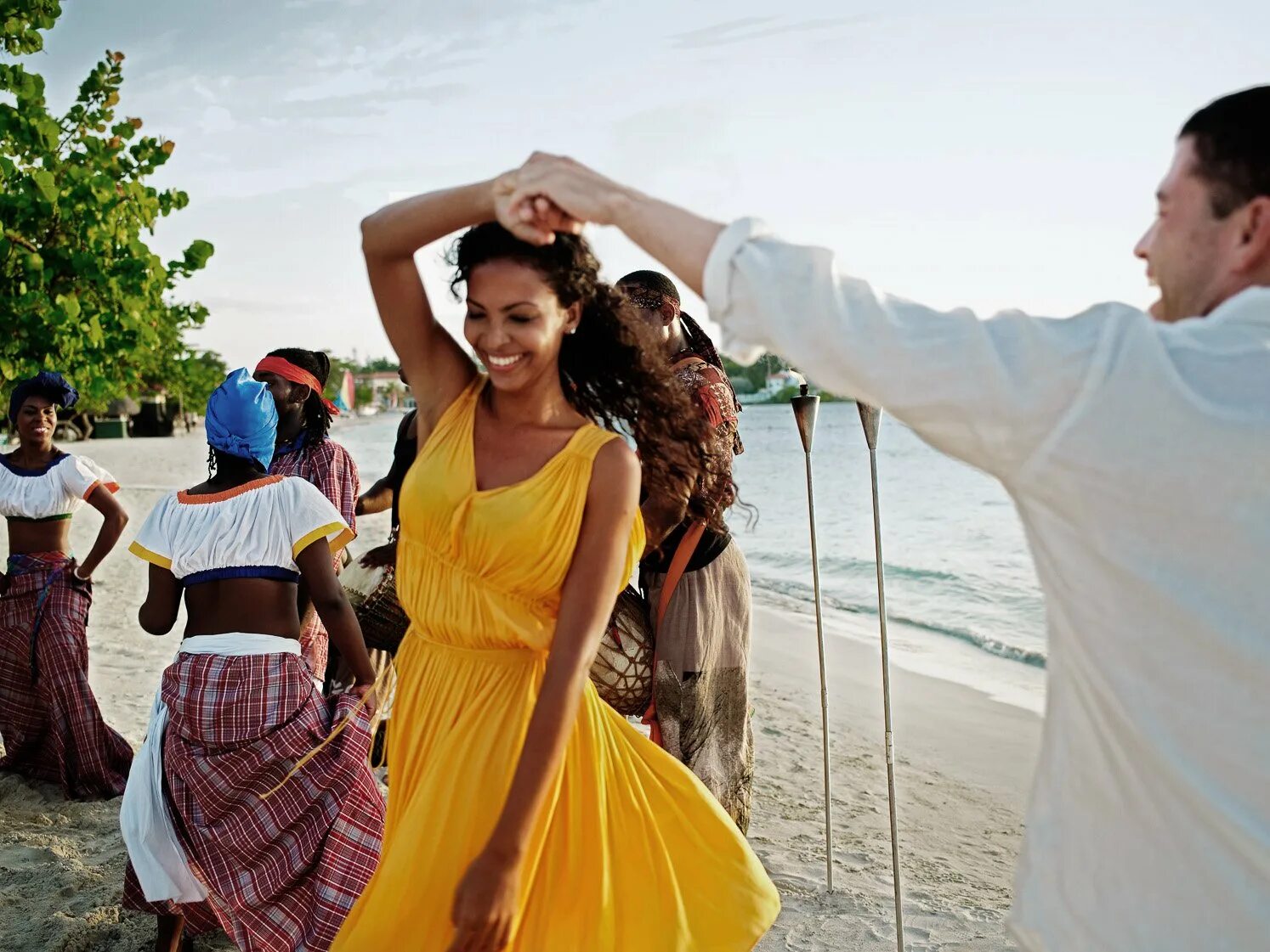 Песня морской танец. Танцы на пляже. Сальса на пляже. Латиноамериканские танцы на пляже. Яркие кубинские танцы.