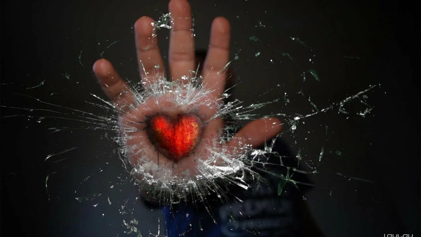Сердце разбитое вдребезги. Разбитые сердечки. Сердце в руках. Ледяное сердце в руках.