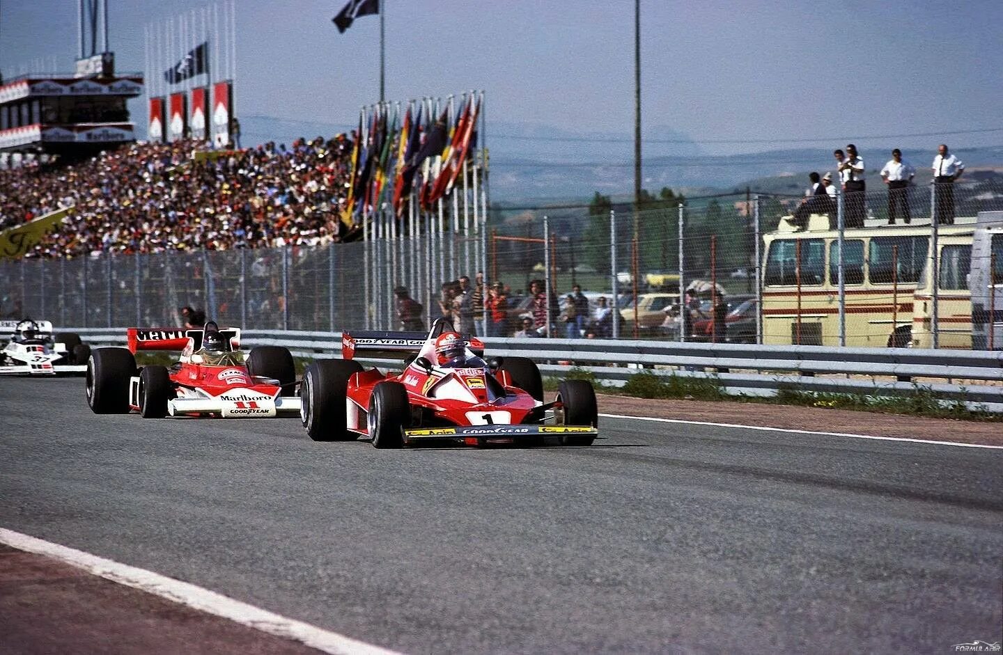 Сколько длятся гонки. Формула 1 Лауда 1976. Хант Лауда 1976. Гран при 1976 Лауда. Гонка 1976 Ники Лауда.