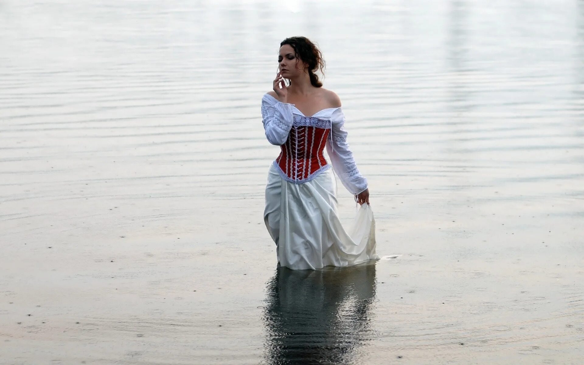 Org women. Фотосессия в воде в платье. Мокрое платье. Мокрое белое платье. Девушка в мокром платье.