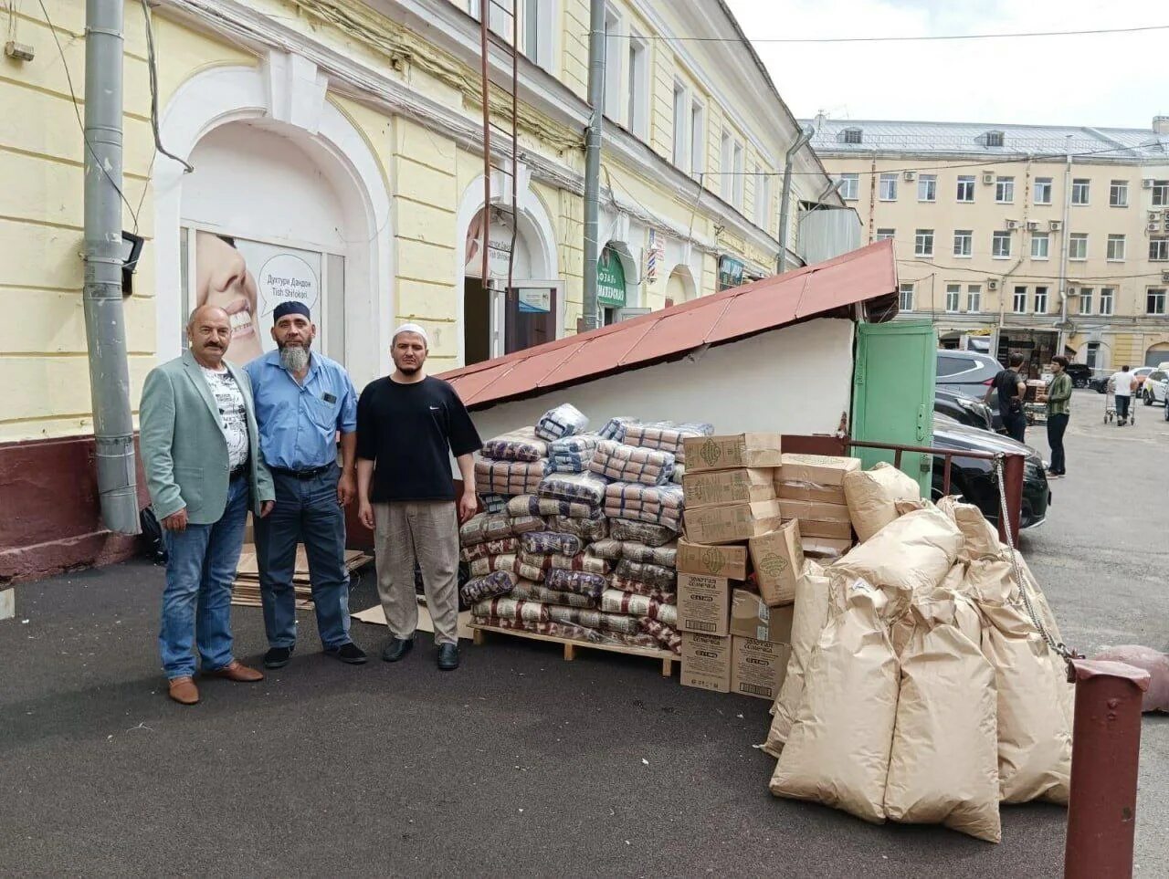 Русская община в санкт петербурге и ленинградской. Сбор гуманитарной помощи. Что передают гуманитарной помощью. Сбор гуманитарной помощи для военнослужащих. Коробки гуманитарной помощи от храма.