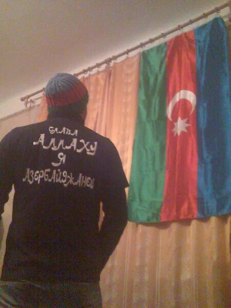 Футболка я азербайджанец. Осторожно азербайджанец. Я не азер я азербайджанец. Осторожно я азербайджанец. Русские и азербайджанцы братья.