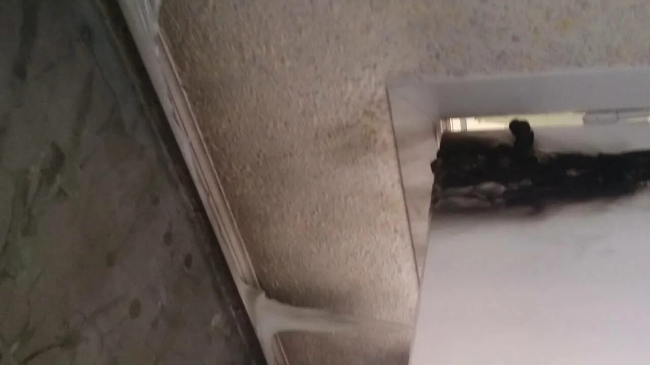 Мог ли выгореть натяжной потолок. Негорючий натяжной потолок. сгорел натяжной потолок. сгоревший подвесной потолок. обгорел натяжной потолок.