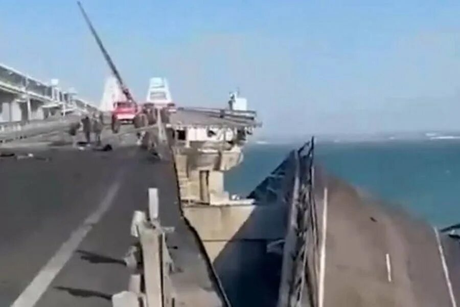 Крымский мост взорвали 2022. ЧП на Крымском мосту. Взрыв на Крымском мосту 8 октября 2022. Крымский мост сейчас 2022.