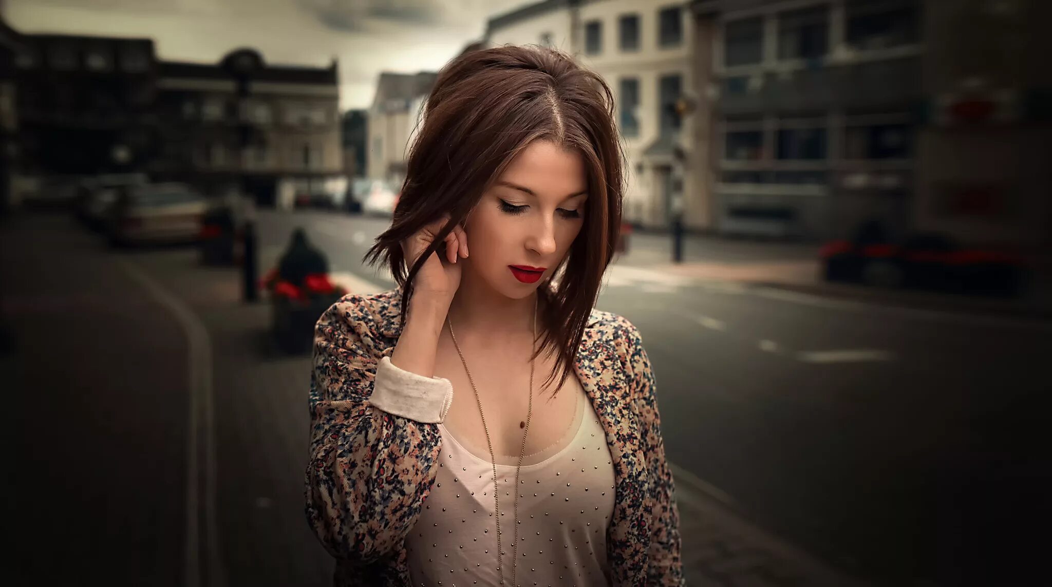 Фотосессия на крыше. Виктория чижова модель чернядьев. Девушка на высоте. Девушка в платье в городе. Ксения кокорева 2020.