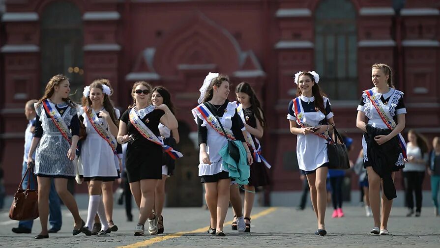 Российские школьники получат. Выпускники на красной площади. Последний звонок Москва. Российские школьники. Выпускники школы Москвы.