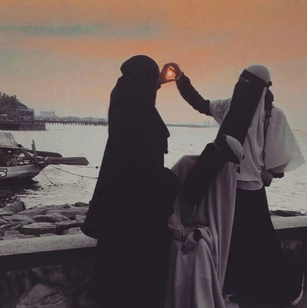 Мусульманская семья никаб. Ухти никаб. Две девушки в хиджабе со спины. Девушка в парандже с мужем.