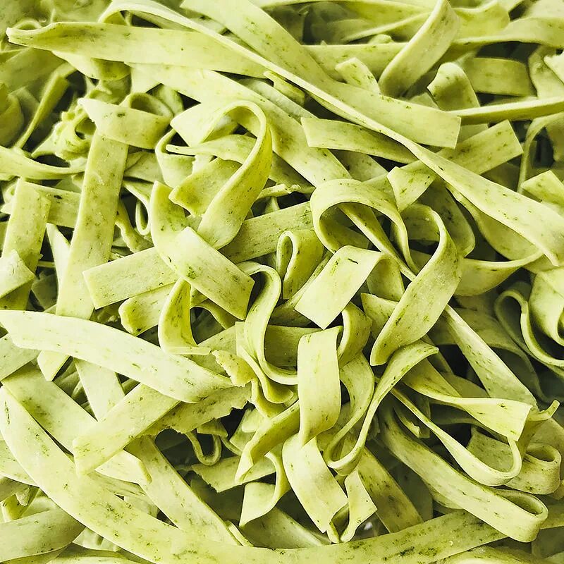 лапша green group. зеленая лапша. шпинатная лапша metro. домашняя лапша зеленая. макароны из шпината.