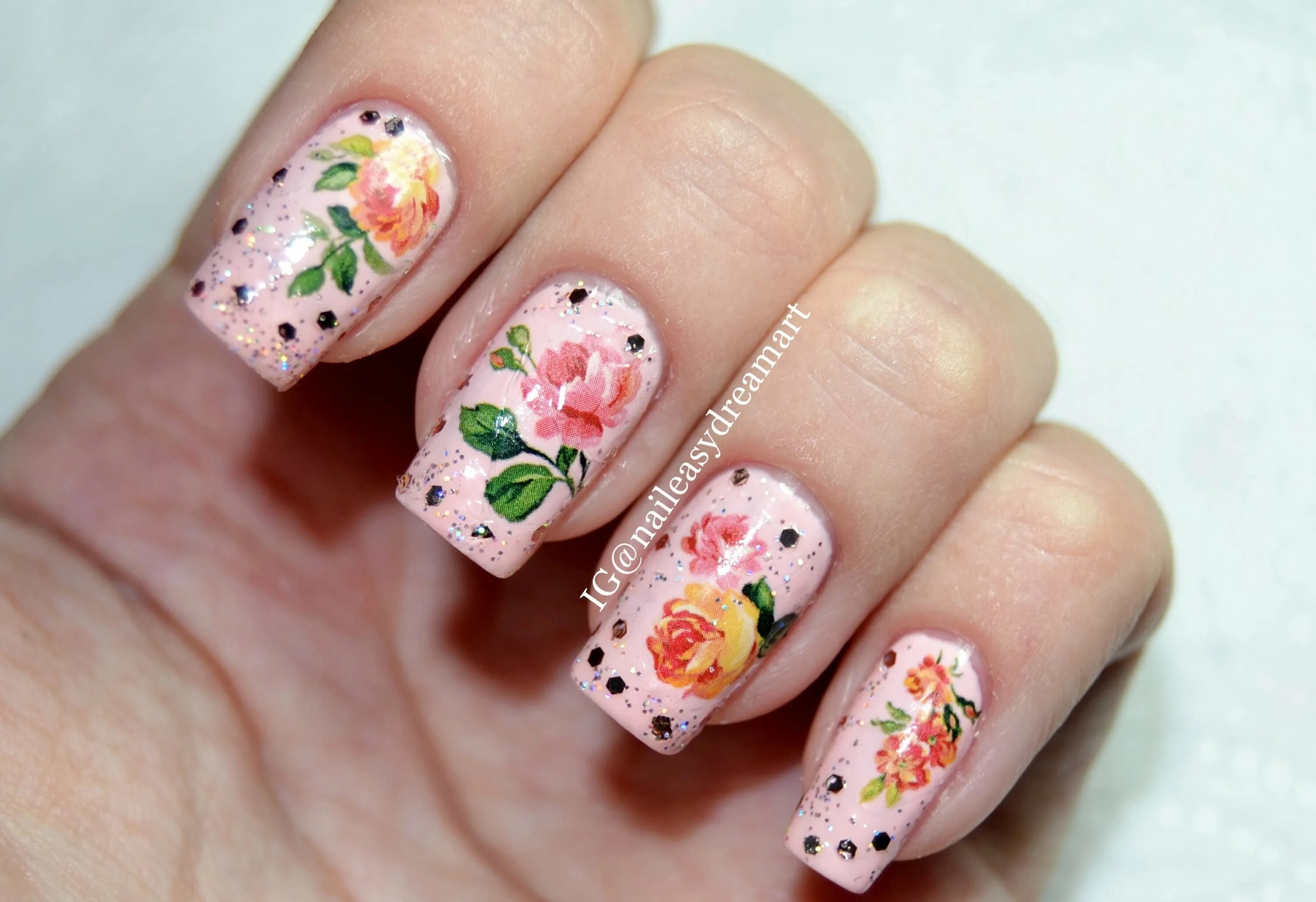 Дизайн маникюра с наклейками. Цветочный маникюр. Цветы на ногтях. Ногти с цветами. Маникюр с цветочками наклейками.