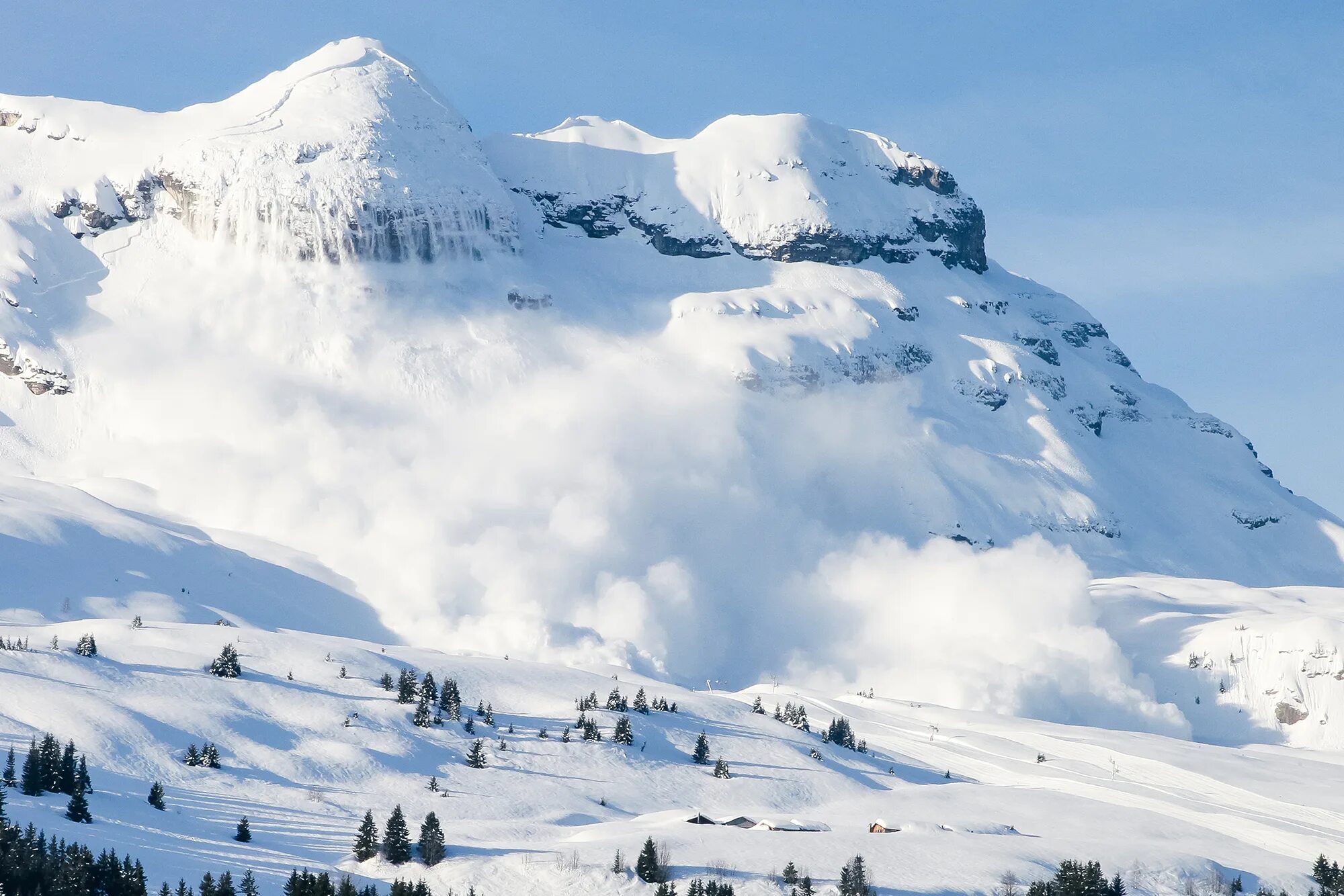 Лавина в горах сочи. Snow avalanche. Snow avalanche. Сход снежных лавин. Лавины облачные.