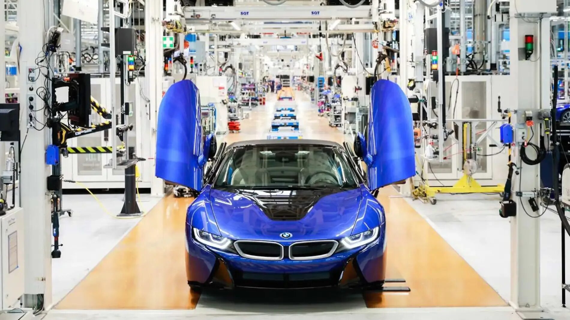 БМВ спорткар i8. БМВ гибрид i8. Завод БМВ. Завод BMW В Лейпциге. Производство гибридов