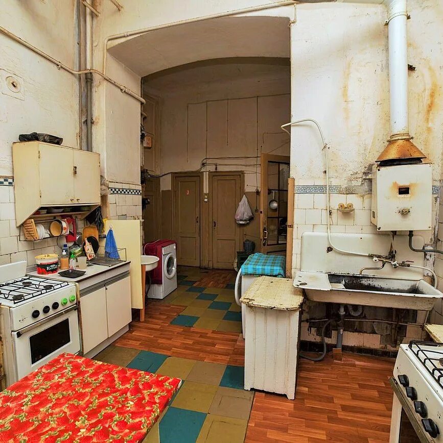 Коммуналка телефон. Кухня в коммуналке. Кухня в Советской квартире. Старая Коммунальная квартира. Кухня в старой квартире.