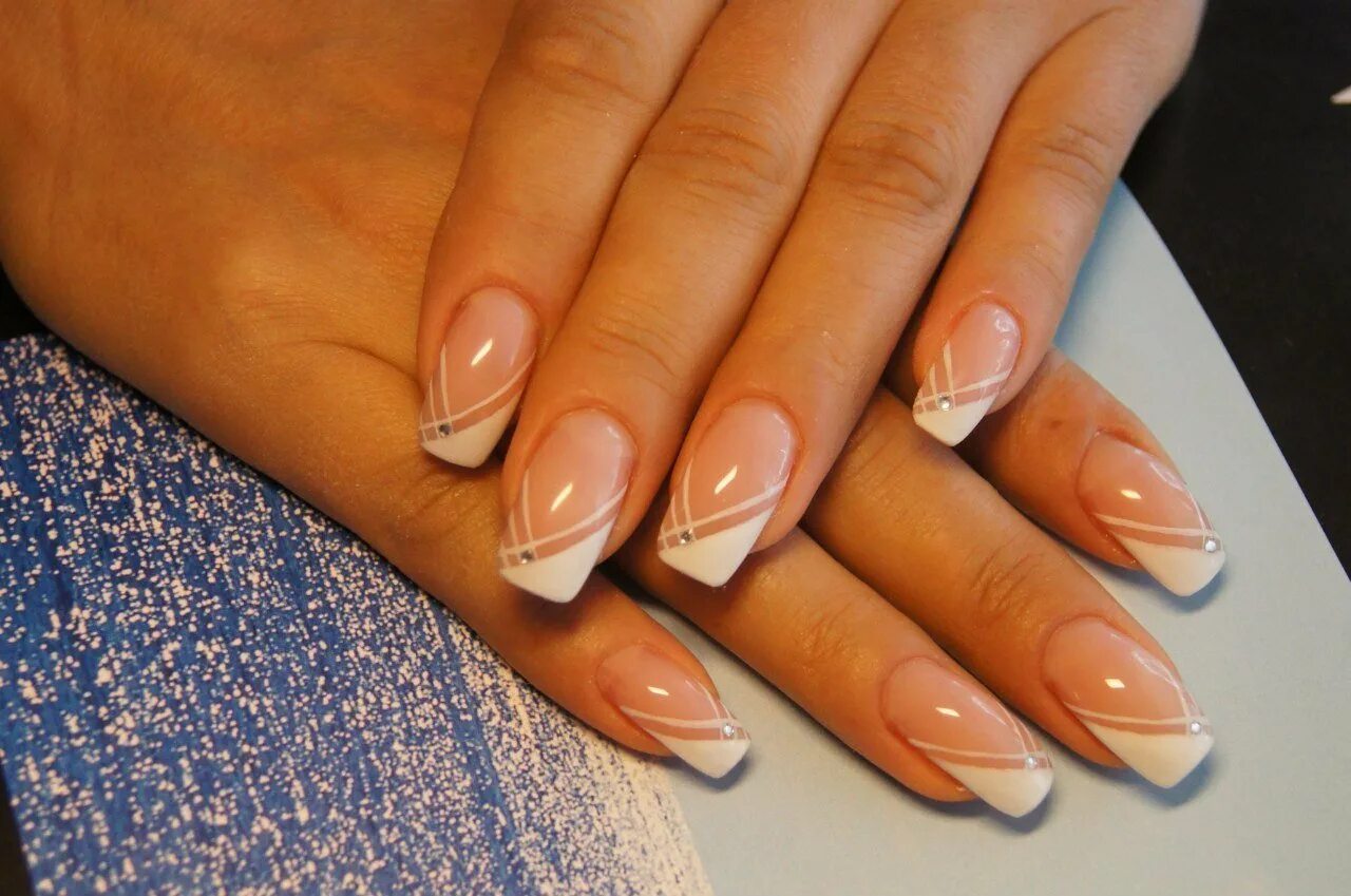 Френч на короткие ногти. Френч на короткие ногти квадратной. Французский маникюр. Белый френч. Френч с дизайном.