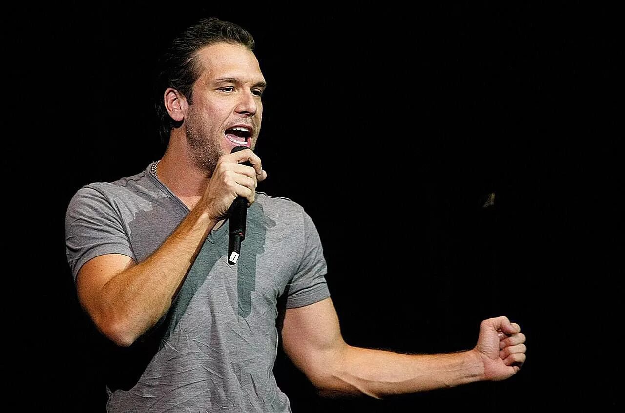 Good stand up. Good stand up. Тнт шоу стенд ап. Yba stands. Концерт «standup show» крокус.