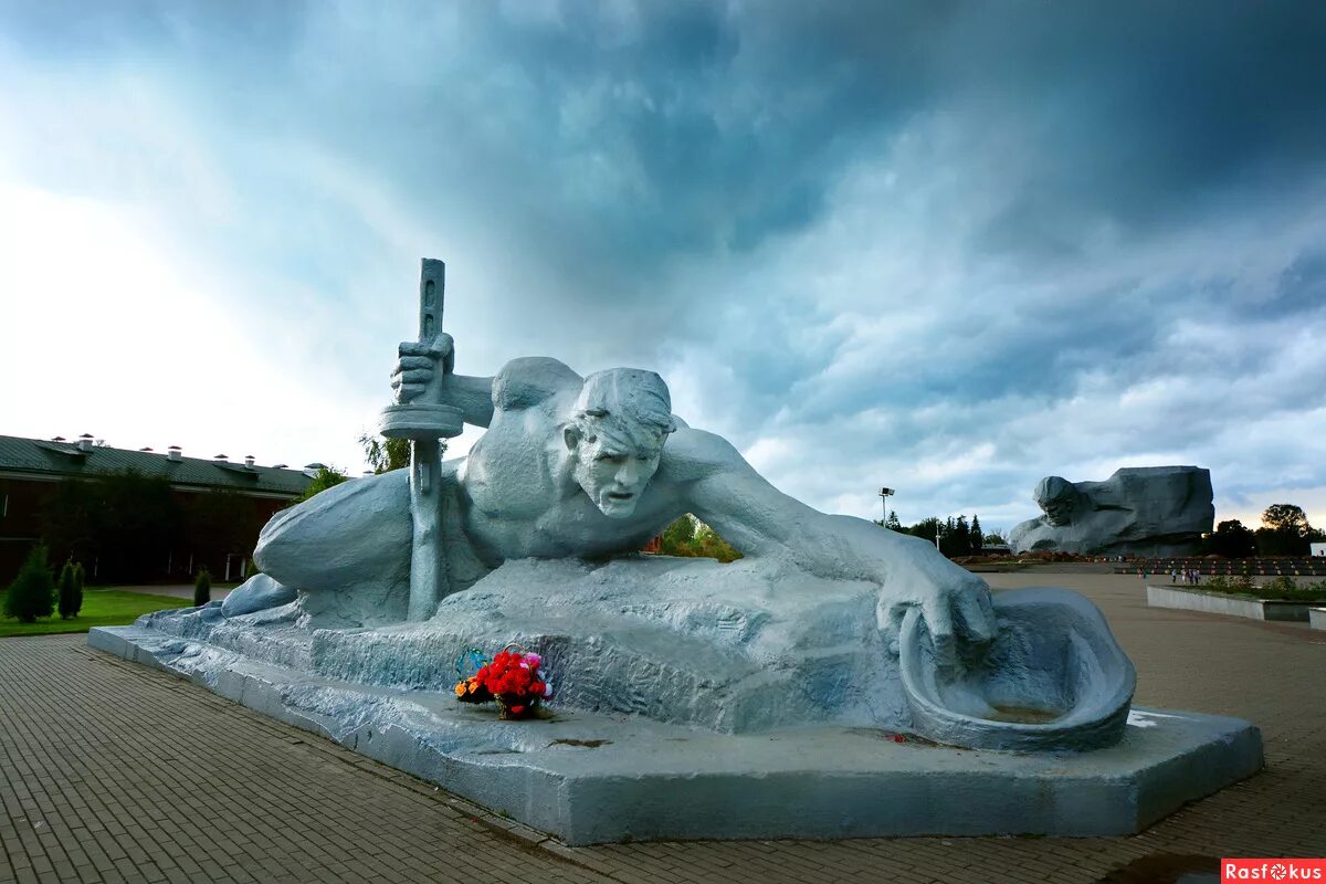 Монумент жажда. Беларусь достопримечательности брестская крепость. Монумент жажда. Жажда памятник брест. Композиция жажда.